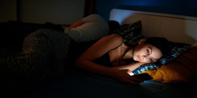 To shift to an earlier sleep schedule, researchers advise dimming electronics in the evening.